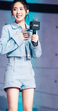 女明星邢菲《演员请就位》清新可爱舞台照短裤线条感图片