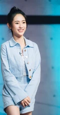 女明星邢菲《演员请就位》清新可爱舞台照短裤线条感图片