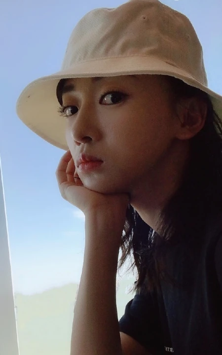 吴谨言微博晒照向粉丝道歉，称知道自己太久没上线了