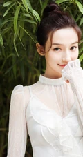清甜女星李若宁化身森系女孩，连衣白裙竹林美拍