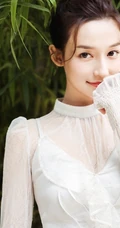 清甜女星李若宁化身森系女孩，连衣白裙竹林美拍