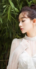 清甜女星李若宁化身森系女孩，连衣白裙竹林美拍