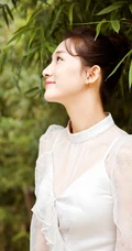 清甜女星李若宁化身森系女孩，连衣白裙竹林美拍