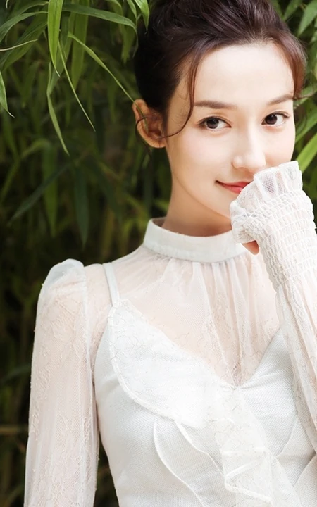 清甜女星李若宁化身森系女孩，连衣白裙竹林美拍