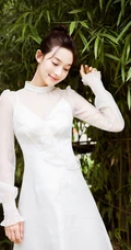 清甜女星李若宁化身森系女孩，连衣白裙竹林美拍