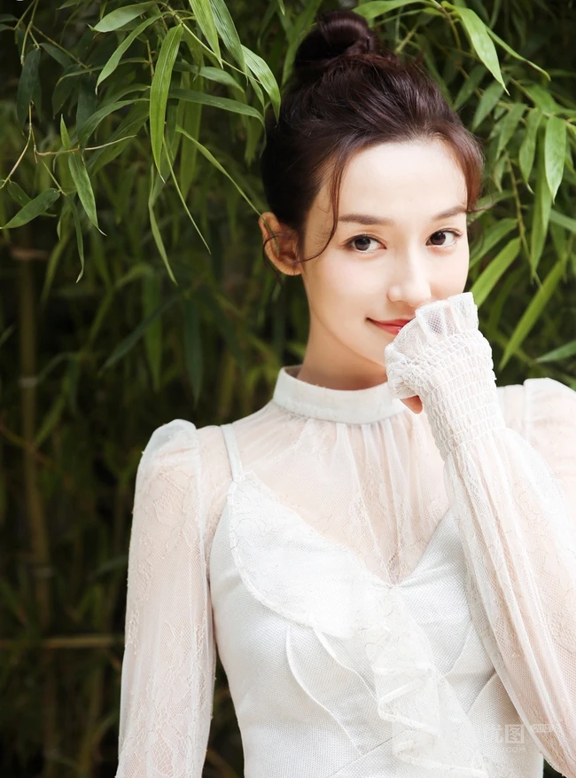 清甜女星李若宁化身森系女孩，连衣白裙竹林美拍