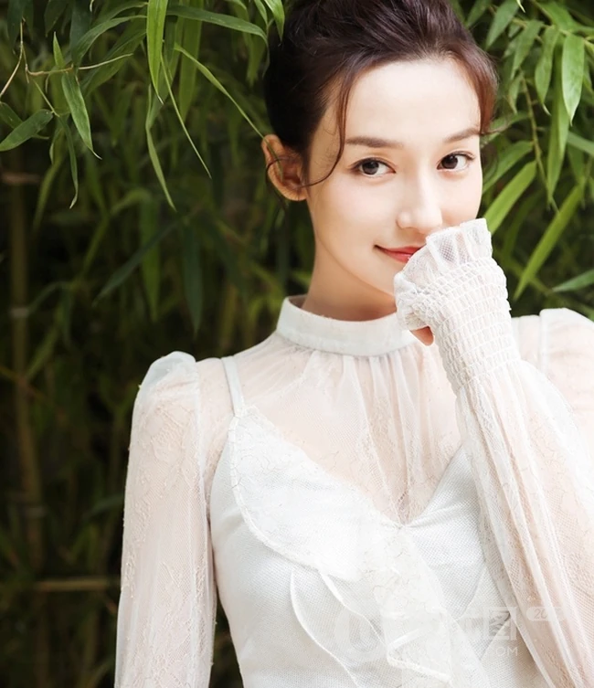 清甜女星李若宁化身森系女孩，连衣白裙竹林美拍