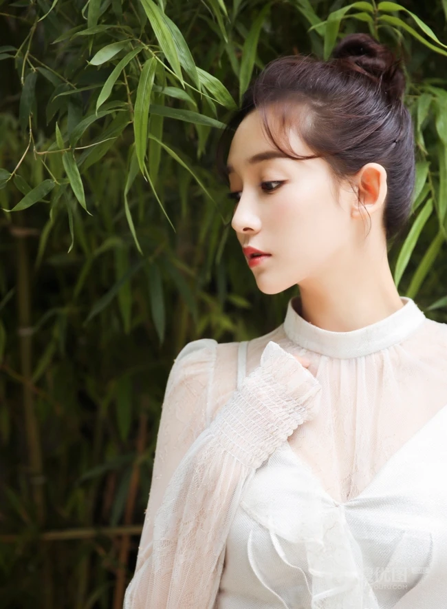 清甜女星李若宁化身森系女孩，连衣白裙竹林美拍