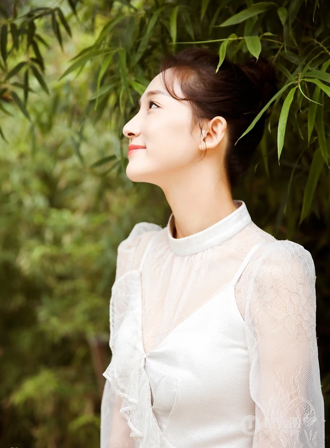 清甜女星李若宁化身森系女孩，连衣白裙竹林美拍