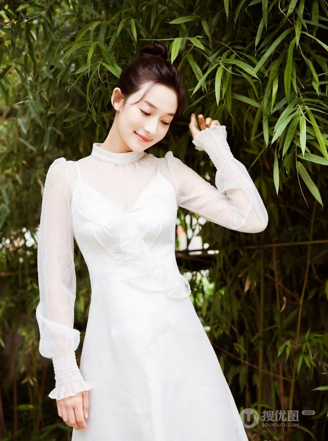 清甜女星李若宁化身森系女孩，连衣白裙竹林美拍