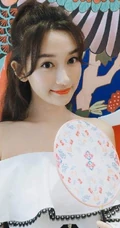 李若宁礼裙露肩装气质现身 参加国风活动写真图片