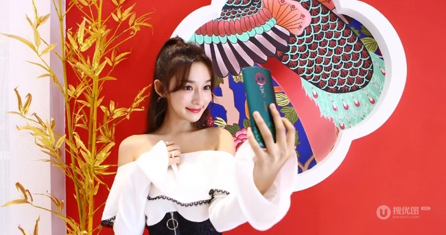李若宁礼裙露肩装气质现身 参加国风活动写真图片