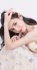 哈妮克孜气质露肩装亮闪纱裙 高清唯美室内图片