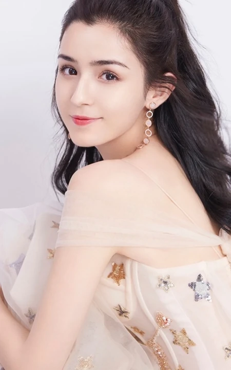 哈妮克孜气质露肩装亮闪纱裙 高清唯美室内图片