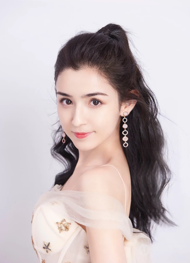 哈妮克孜气质露肩装亮闪纱裙 高清唯美室内图片