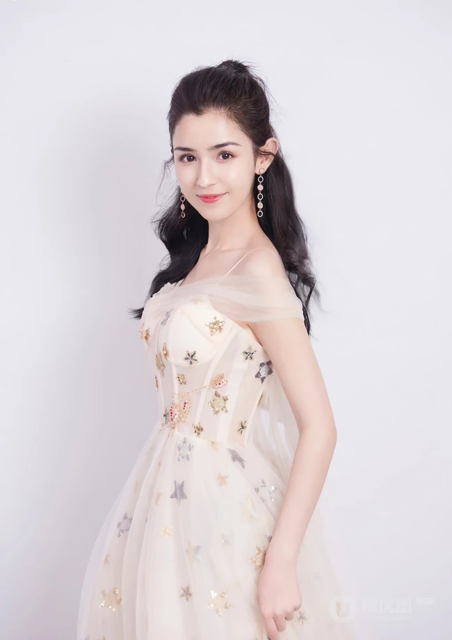 哈妮克孜气质露肩装亮闪纱裙 高清唯美室内图片