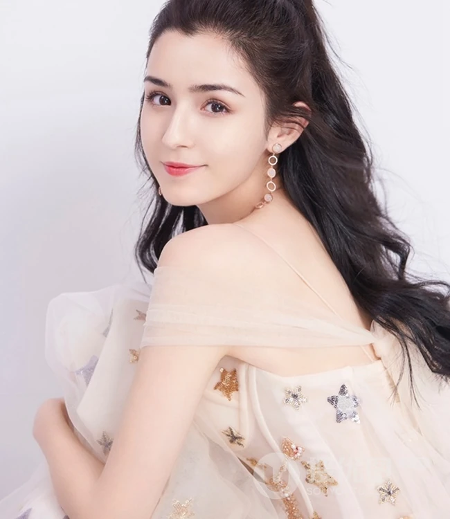 哈妮克孜气质露肩装亮闪纱裙 高清唯美室内图片