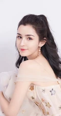 哈妮克孜气质露肩装亮闪纱裙 高清唯美室内图片