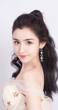 哈妮克孜气质露肩装亮闪纱裙 高清唯美室内图片