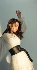 歌手黄英新歌《奶奶的蒲扇》宣传写真，白裙束腰画面唯美