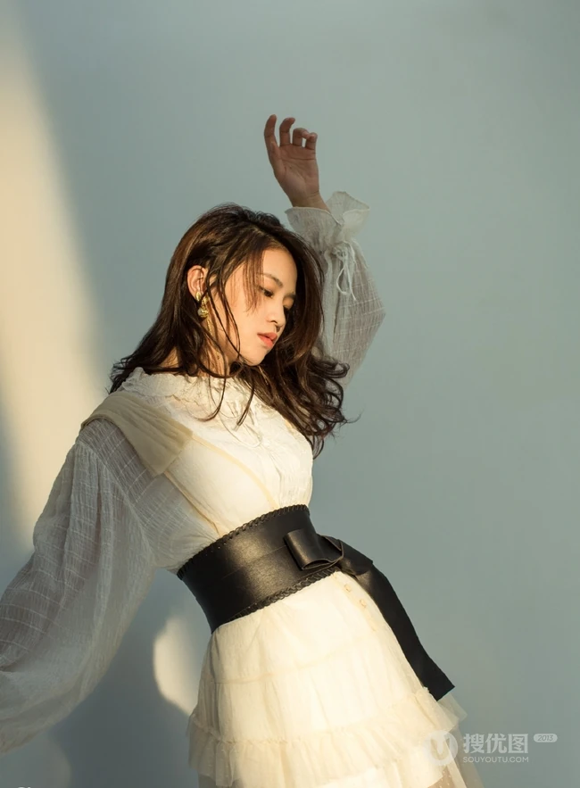 歌手黄英新歌《奶奶的蒲扇》宣传写真，白裙束腰画面唯美