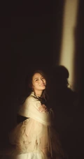 歌手黄英新歌《奶奶的蒲扇》宣传写真，白裙束腰画面唯美