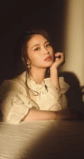 歌手黄英新歌《奶奶的蒲扇》宣传写真，白裙束腰画面唯美