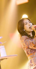 女生歌手黄英气质《玫瑰万岁》写真，舞台照图片