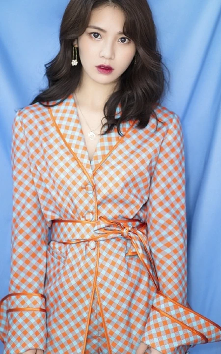 女生歌手黄英气质《玫瑰万岁》写真，舞台照图片