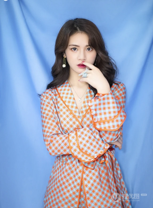女生歌手黄英气质《玫瑰万岁》写真，舞台照图片