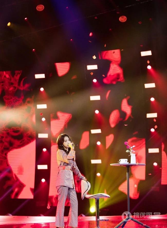 女生歌手黄英气质《玫瑰万岁》写真，舞台照图片