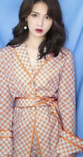 女生歌手黄英气质《玫瑰万岁》写真，舞台照图片