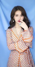 女生歌手黄英气质《玫瑰万岁》写真，舞台照图片