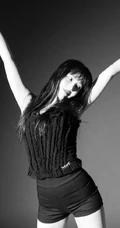 韩国女明星朴秀荣气质紧身短裤黑白写真图片