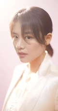 马思纯凌乱发型美，马思纯白衣西装酷美时尚写真图片