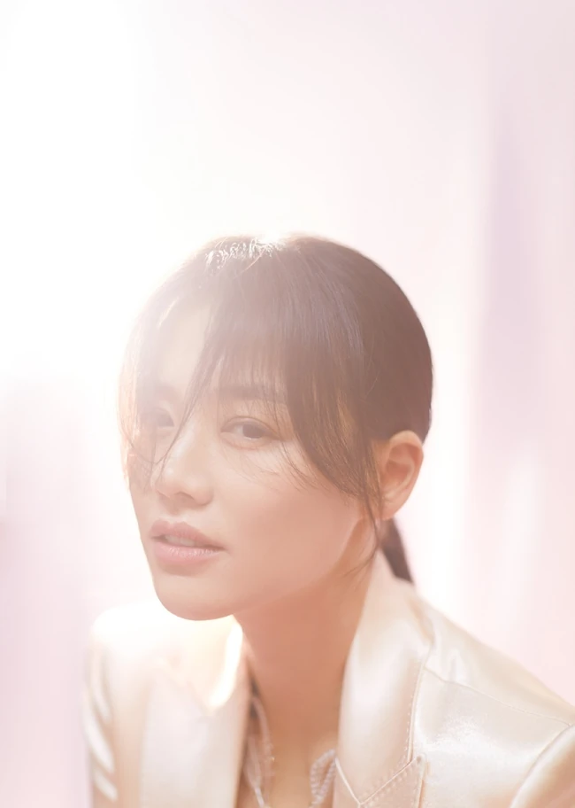 马思纯凌乱发型美，马思纯白衣西装酷美时尚写真图片