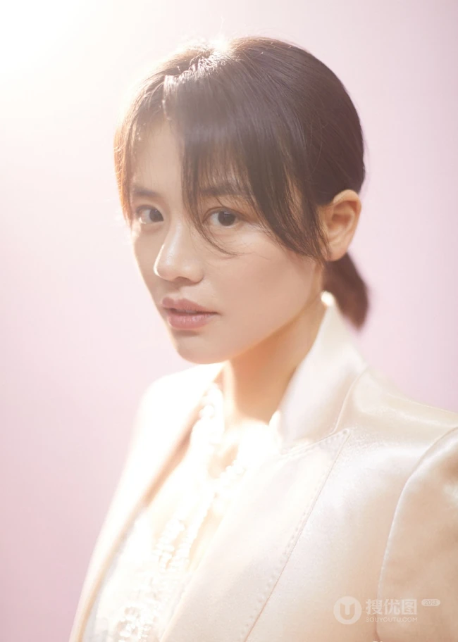马思纯凌乱发型美，马思纯白衣西装酷美时尚写真图片
