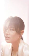 马思纯凌乱发型美，马思纯白衣西装酷美时尚写真图片