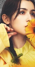 新疆女生哈妮克孜杂志写真大片，未来无限可能的新晋女星