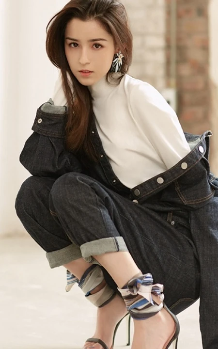 气质女生哈妮克孜连衣牛仔裤气质唯美高清图片