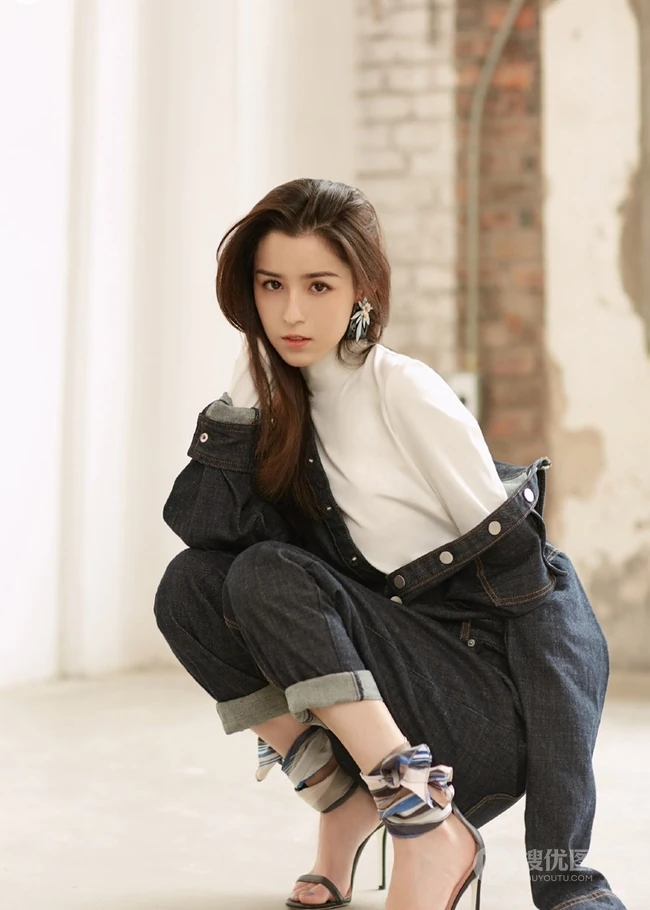 气质女生哈妮克孜连衣牛仔裤气质唯美高清图片