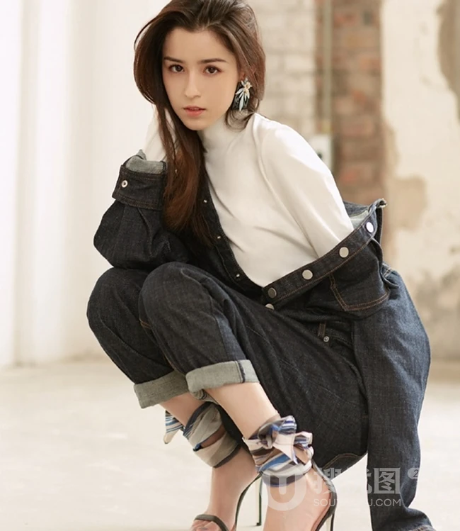 气质女生哈妮克孜连衣牛仔裤气质唯美高清图片