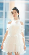 丸子头女生哈妮克孜轻纱白裙仙气十足写真图片