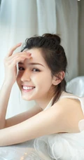丸子头女生哈妮克孜轻纱白裙仙气十足写真图片