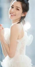 丸子头女生哈妮克孜轻纱白裙仙气十足写真图片