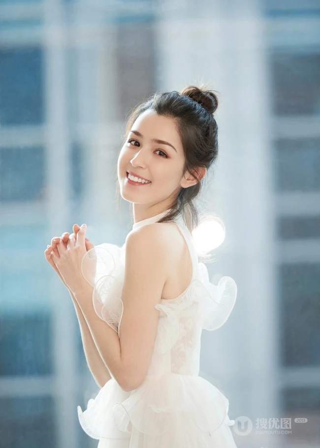 丸子头女生哈妮克孜轻纱白裙仙气十足写真图片