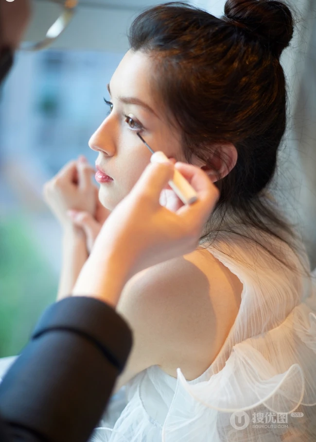 丸子头女生哈妮克孜轻纱白裙仙气十足写真图片