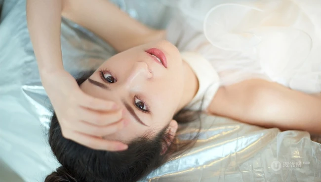 丸子头女生哈妮克孜轻纱白裙仙气十足写真图片
