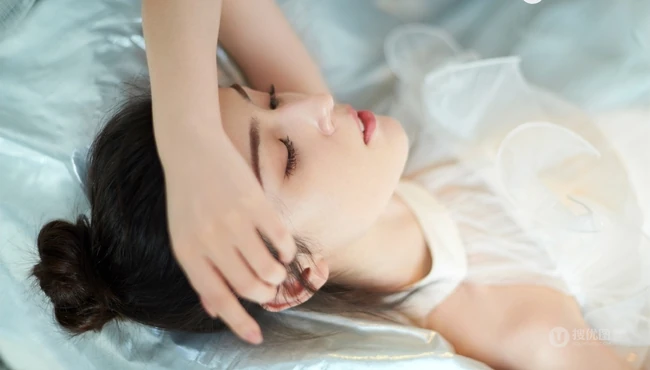 丸子头女生哈妮克孜轻纱白裙仙气十足写真图片