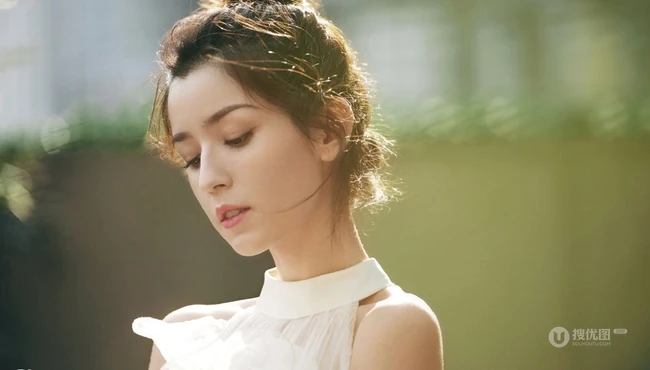 丸子头女生哈妮克孜轻纱白裙仙气十足写真图片